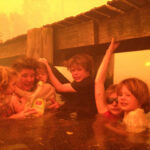 Avustralya orman yangınlarında bir ailenin iskele altındaki yaşam mücadelesi | Fotoğraf: Tim Holmes / 4 Ocak 2013