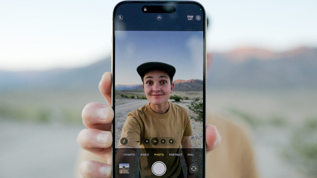 iPhone 15 Pro selfie kamerası