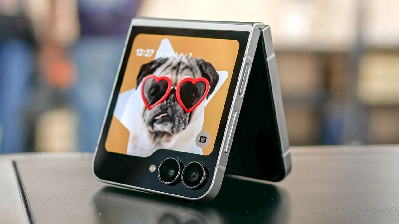 Samsung Galaxy Z Flip 7 FE ekran testi: Olumlu ve olumsuz noktaları neler? Samsung Galaxy Z Flip 7 FE