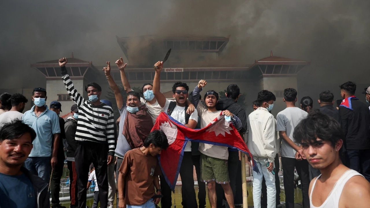 Nepal'de Z kuşağı devrim yaptı