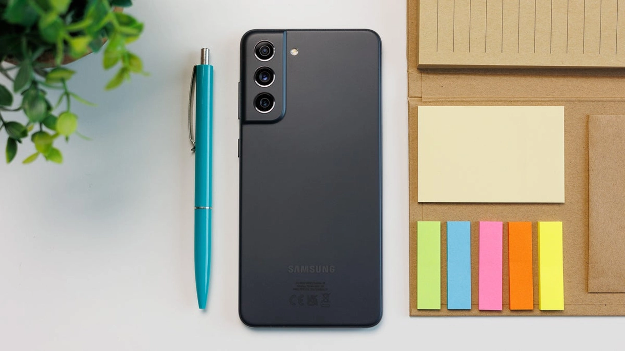 Samsung Galaxy S21 FE için son büyük güncelleme: Android 16/One UI 8 çıktı Galaxy S21 FE