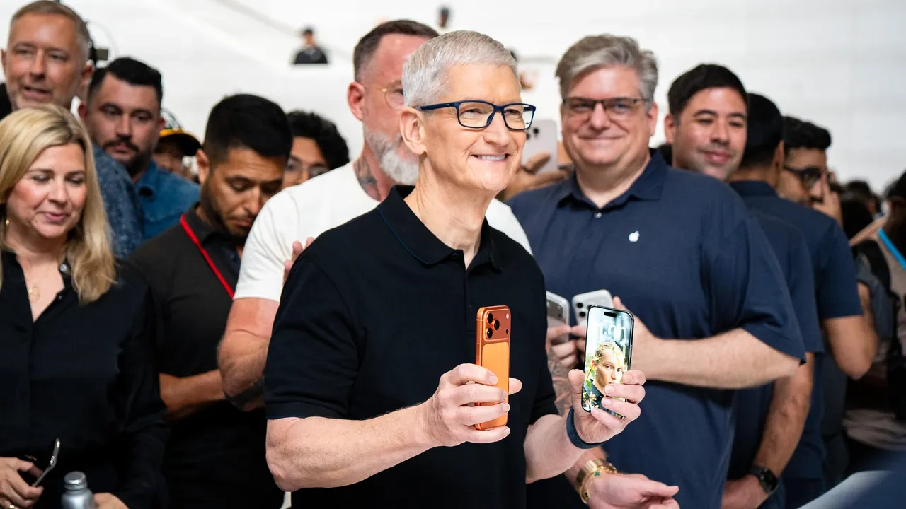 iPhone 17 serisinin yüksek satışları Tim Cook’u bile şaşırttı Tim Cook iPhone 17 lansmanı