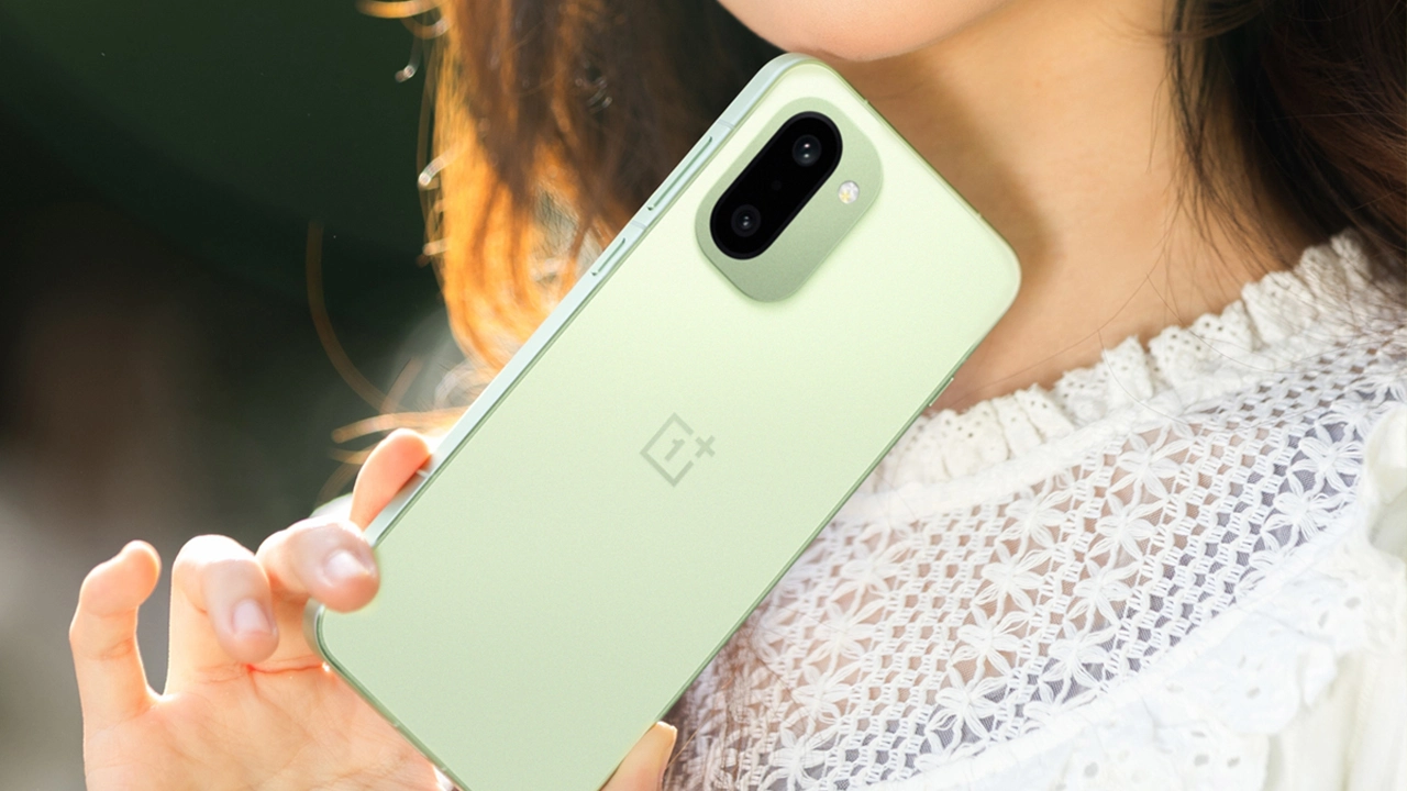 OnePlus 15 iddialı pil ömrüyle şarj aletini unutturacak OnePlus 15R