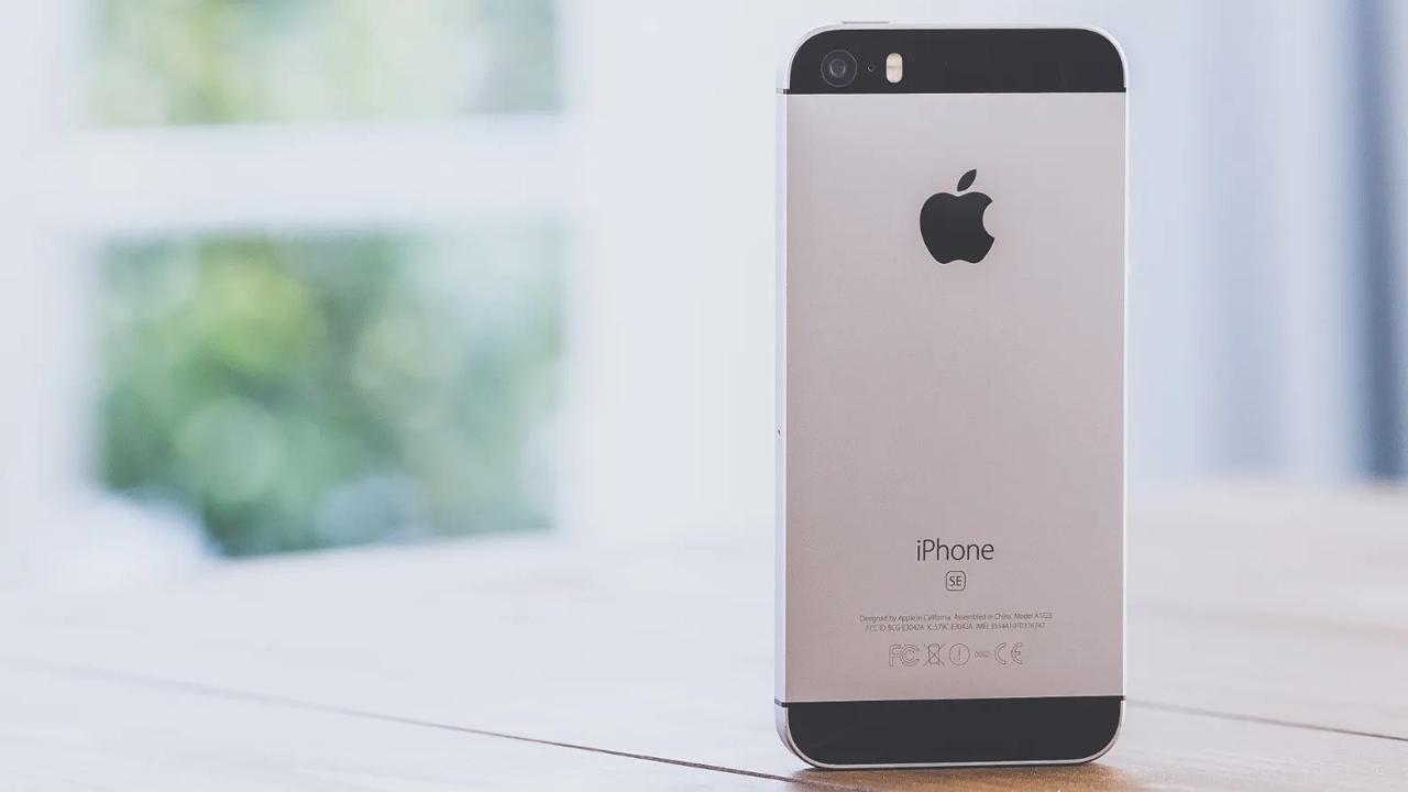 Apple, iPhone SE modelinin fişini resmen çekti iPhone SE