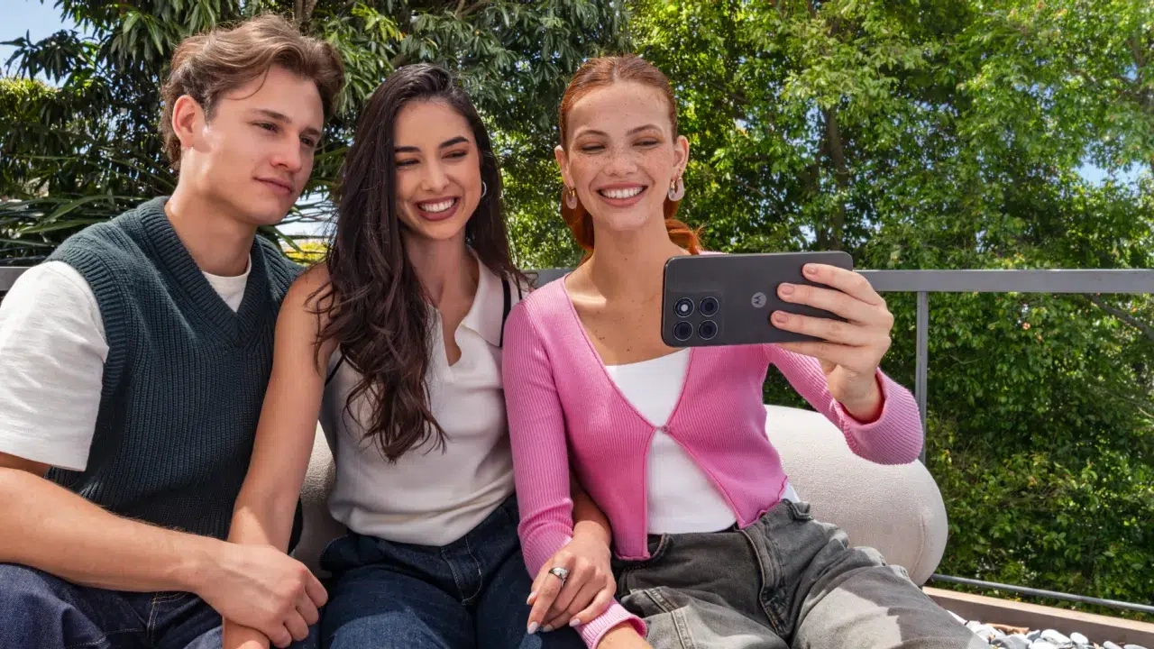 Motorola Moto G67 ve G77