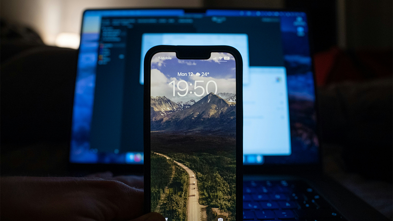 iPhone’lara AirTag 2 desteği getiren iOS 26.2.1 güncellemesi yayınlandı iPhone ana ekran
