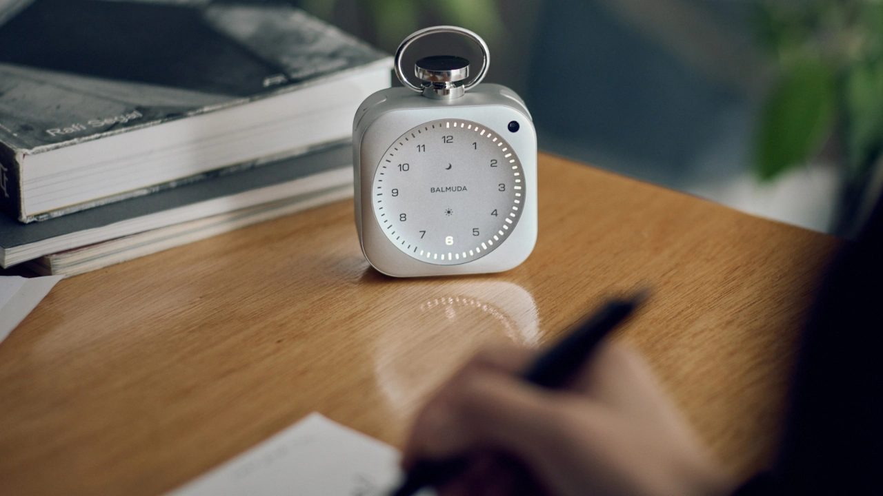 Apple'ın eski tasarımcısı Jony Ive'dan ışıklı saat: The Clock tanıtıldı