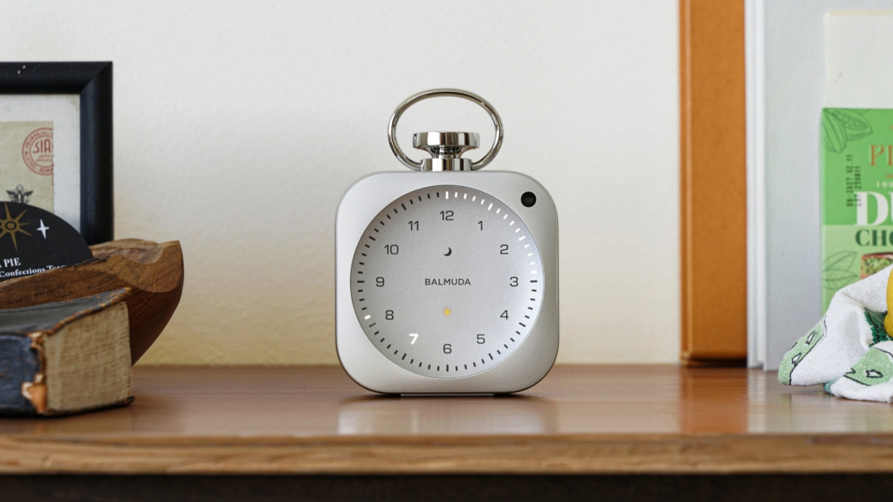 Apple'ın eski tasarımcısı Jony Ive'dan ışıklı saat: The Clock tanıtıldı