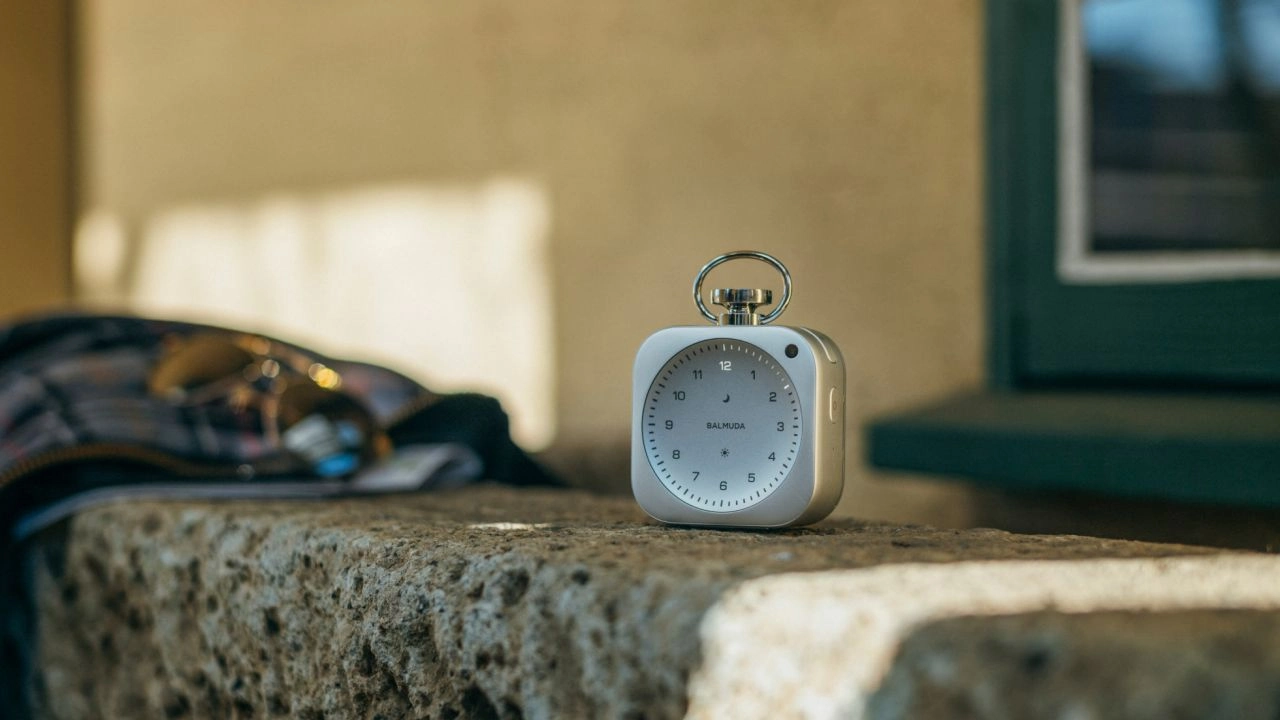 Apple'ın eski tasarımcısı Jony Ive'dan ışıklı saat: The Clock tanıtıldı