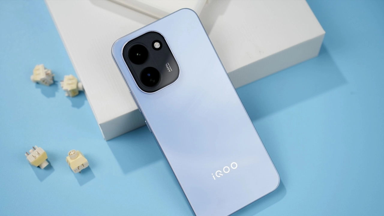 Devasa 9.020 mAh bataryalı iQOO Z11 ve Z11x piyasaya çıktı iQOO Z11