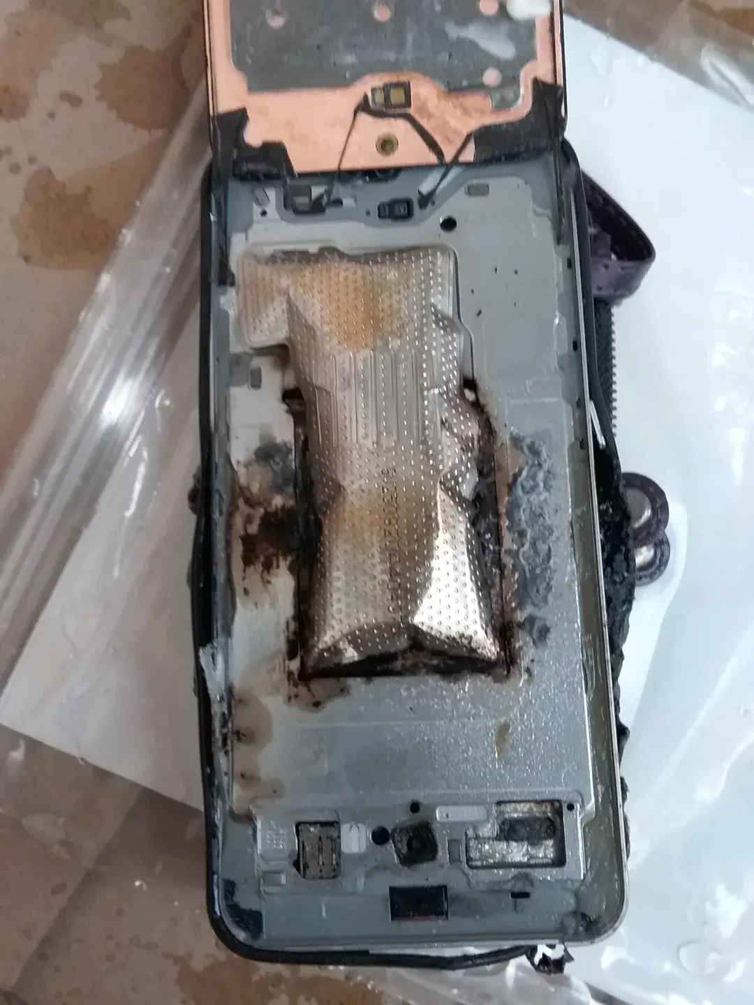Galaxy S25 FE'nin patlama sebebi mercek altında