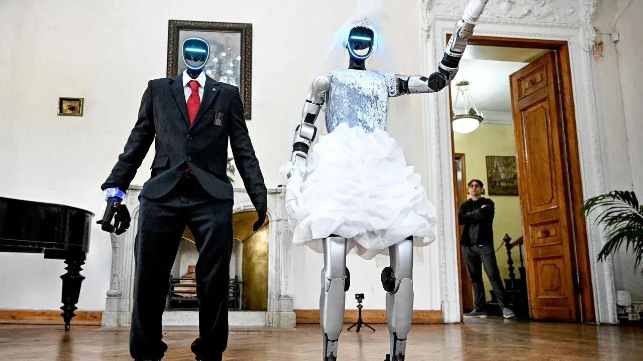 Tarihte ilk: Rusya’da insansı robotlar evlendi, nikah yüzüklerini robotik köpek taşıdı Moskova'da sıra dışı nikah töreni