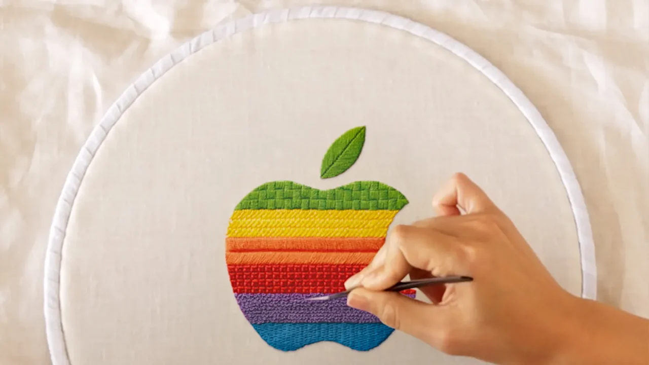 Kasnağa gerilmiş kumaş üzerine gökkuşağı renkleriyle işlenen Apple logosu