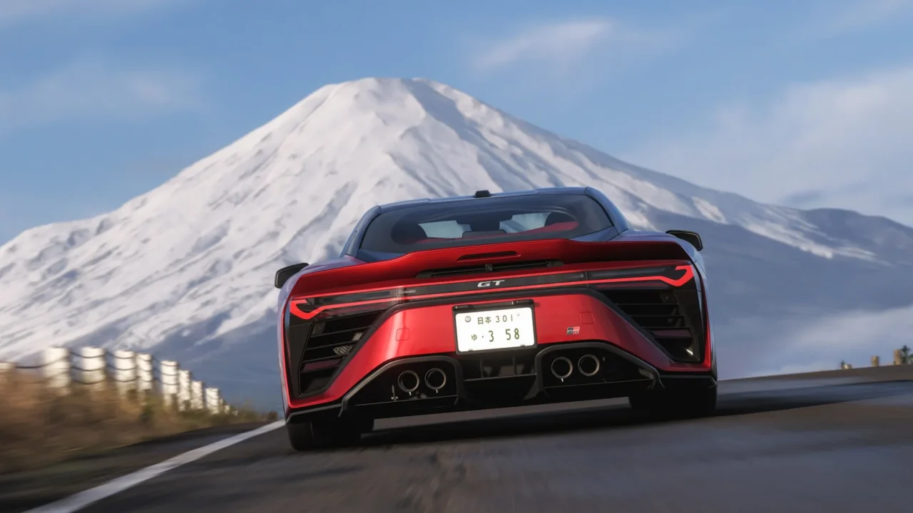 Forza Horizon 6'da Fuji Dağı önünde ilerleyen kırmızı bir spor otomobil