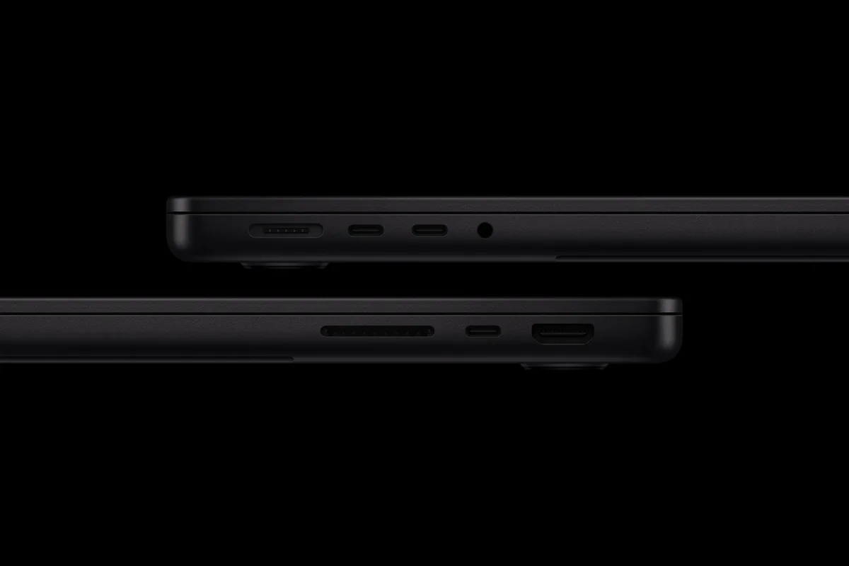 Uzay siyahı 14 inç MacBook Pro'nun iki yanındaki bağlantı noktaları