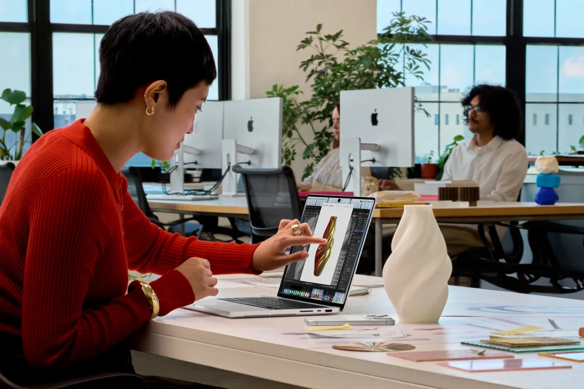 PROLED XDR Ekranlı MacBook Pro'da dokunmatik ekran kullanımı