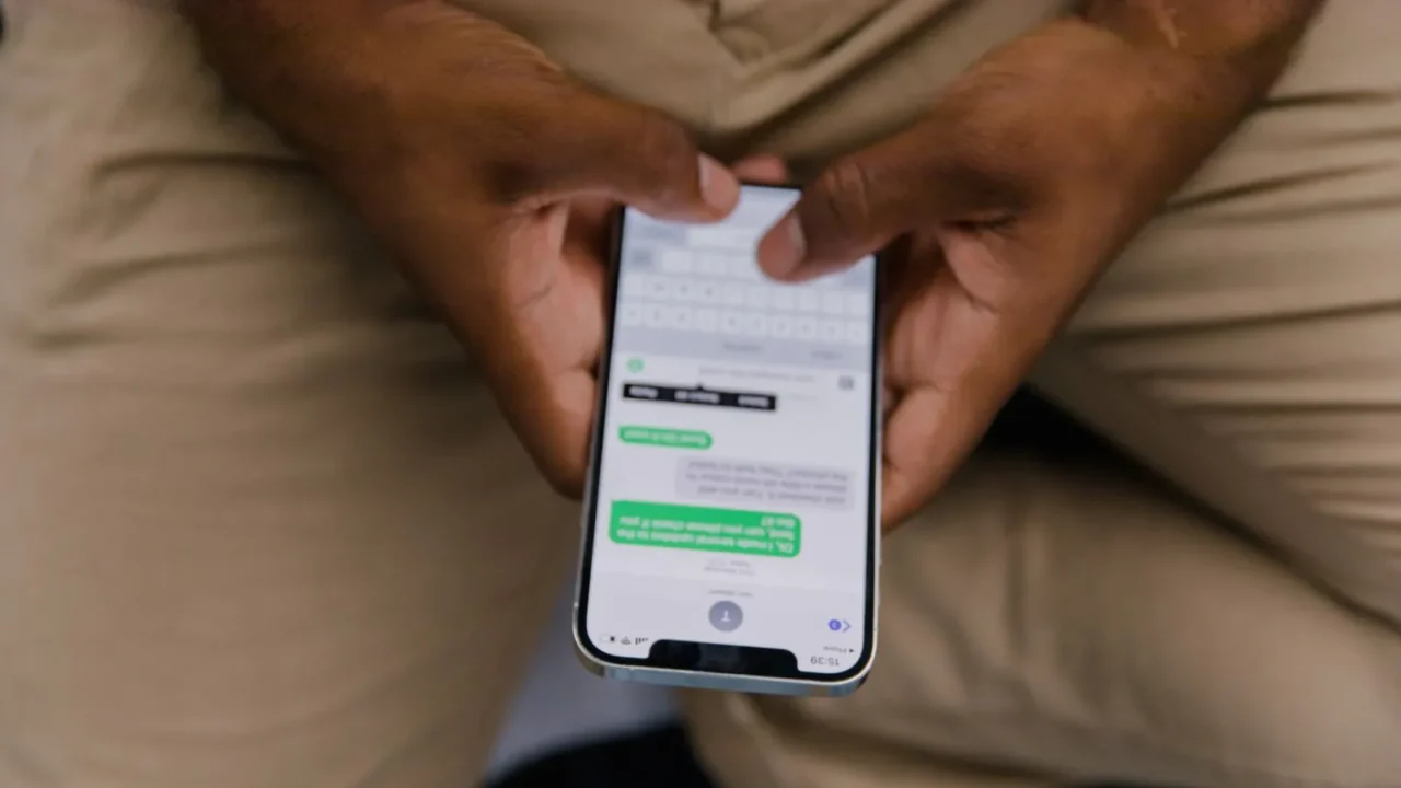 WhatsApp mesaj zamanlama özelliğini Android Beta’da test etmeye başladı Akıllı telefonda mesaj yazan bir kişinin elleri