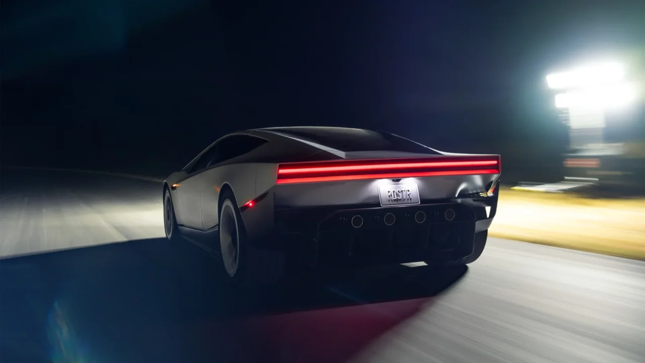 Gece yolda ilerleyen yeni nesil Tesla Roadster'ın arkadan görünümü