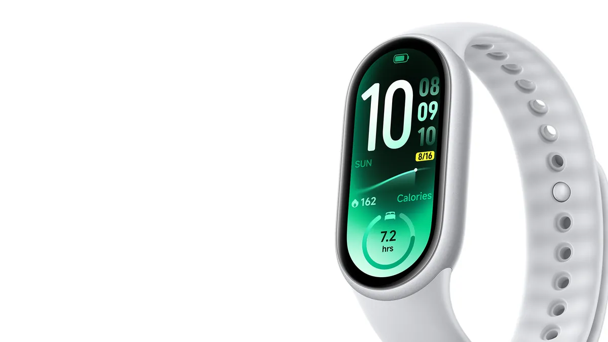 Gümüş renkli Xiaomi Smart Band 11 ve ekranındaki saat arayüzü